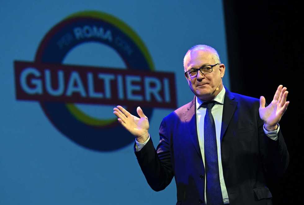 Gualtieri tira la sòla pure ai romani: 1.000 euro se circoli con l’elettrica