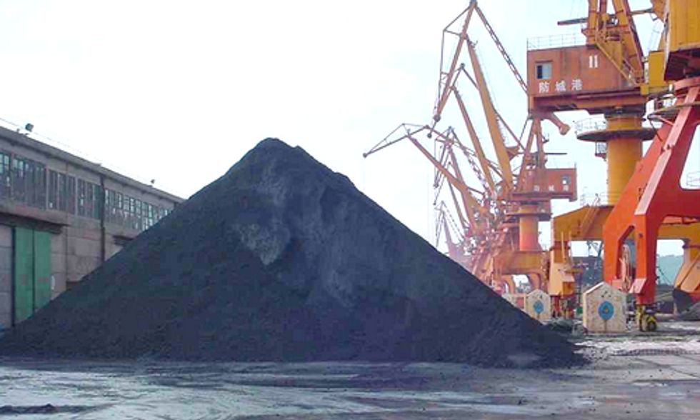 Koch Brothers-Owned Company Coats Chicago Homes With Petcoke Dust, Accused of Clean Air Act Violation