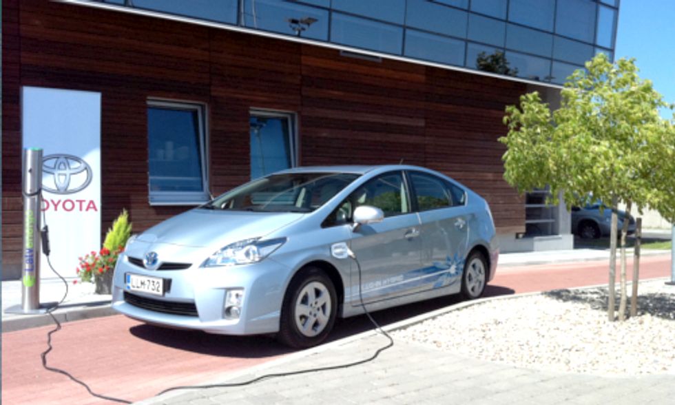 Electric Vehicles Vs. Hybrids: The Face-off For Distance, Efficiency and Reliability