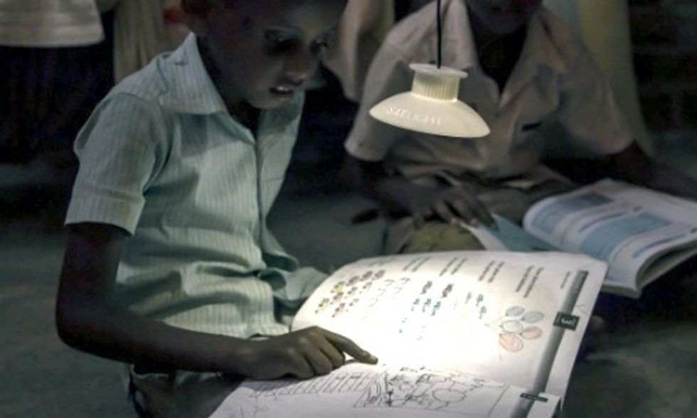 Game-Changing Lamp Powered by Gravity Could Provide Light to Billions