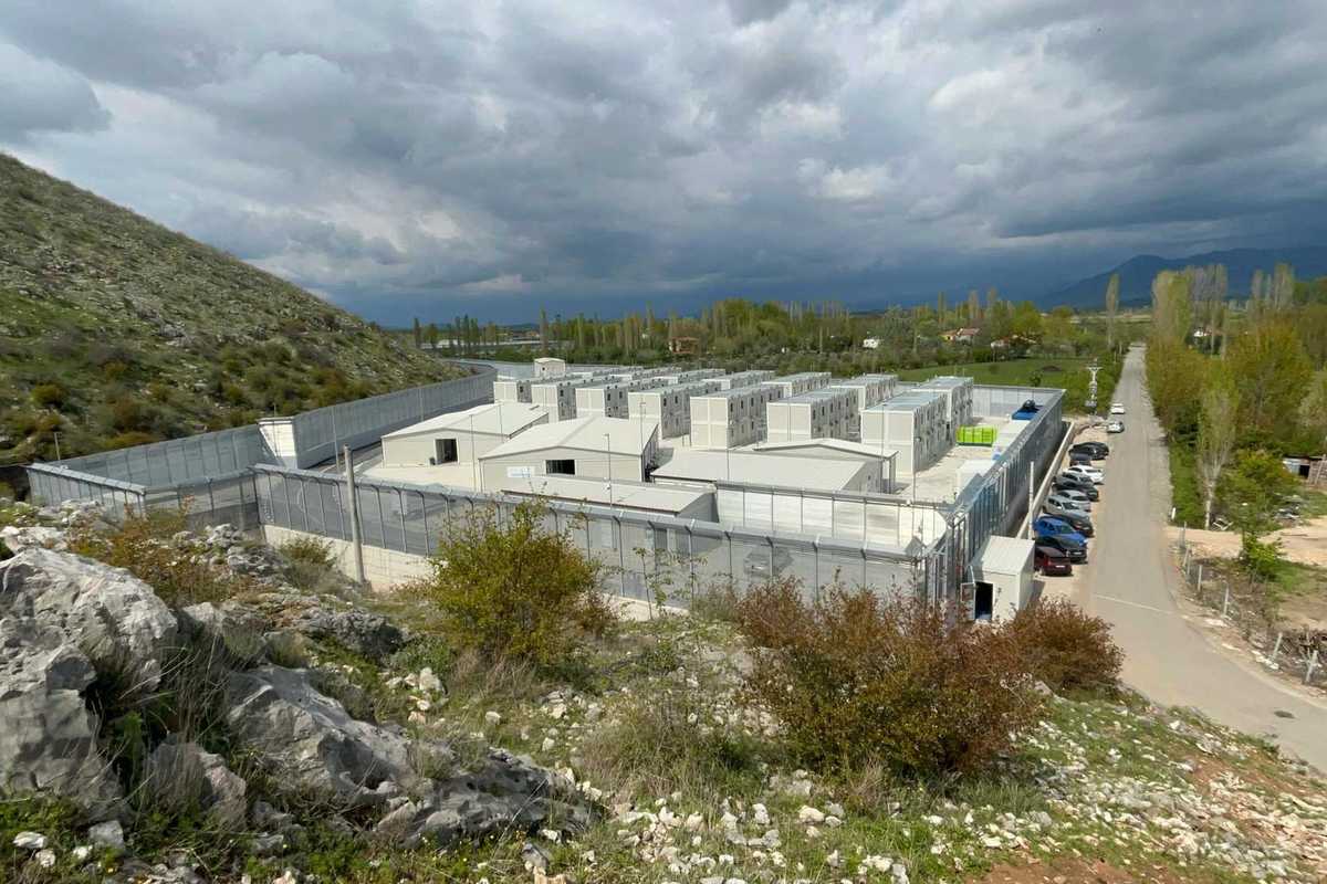 Lo Stato italiano dovrà pagare i danni a un clandestino mandato in Albania