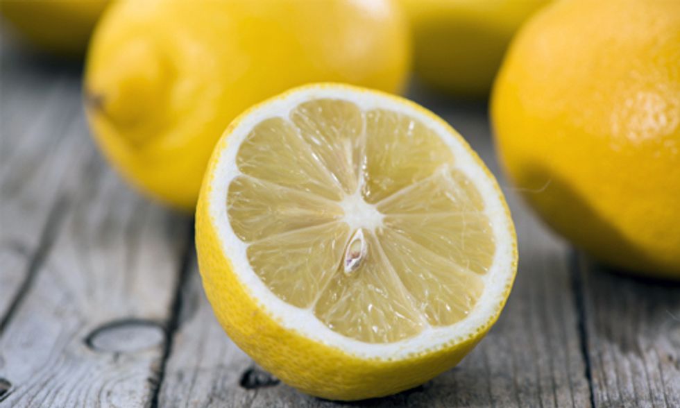 6 Healthy Reasons to Add Lemon to Your Water