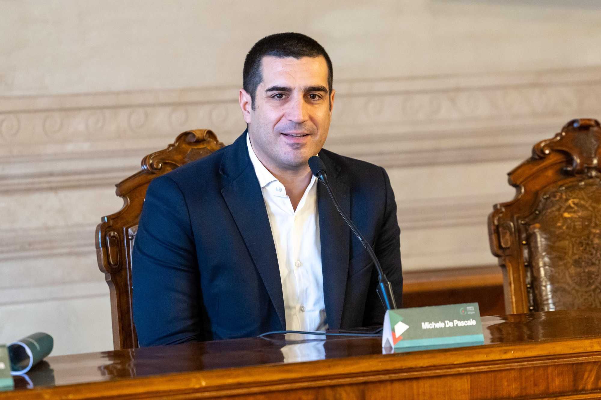 La Procura vaglia le chat dei sanitari. Il dem De Pascale corre a difenderli