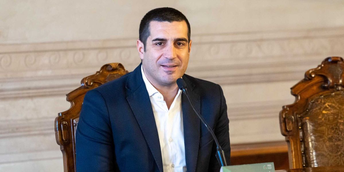 La Procura vaglia le chat dei sanitari. Il dem De Pascale corre a difenderli La Procura vaglia le chat dei sanitari. Il dem De Pascale corre a difenderli