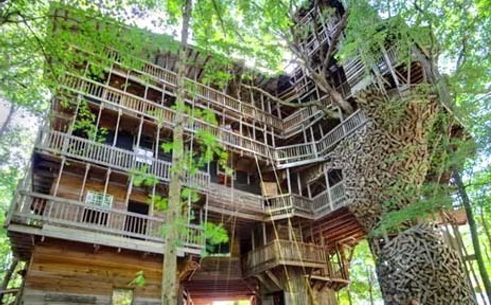 Take a Virtual Tour of the World's Largest Treehouse