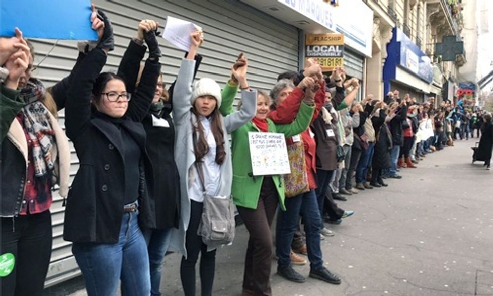 10,000 Form Human Chain in Paris Demanding World Leaders Keep Fossil Fuels in the Ground