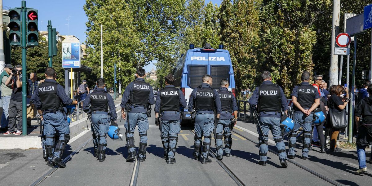 basta trattare i poliziotti da criminali da Laverita.info basta trattare i poliziotti da criminali