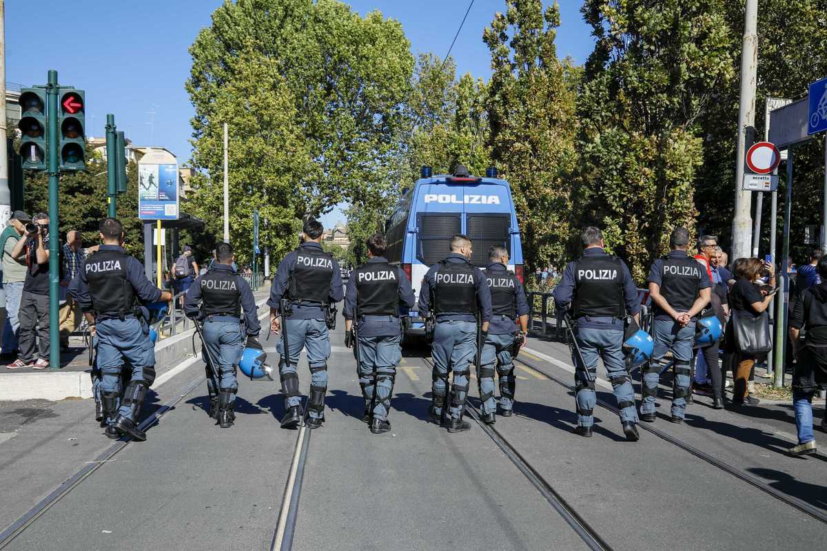 Basta trattare i poliziotti da criminali