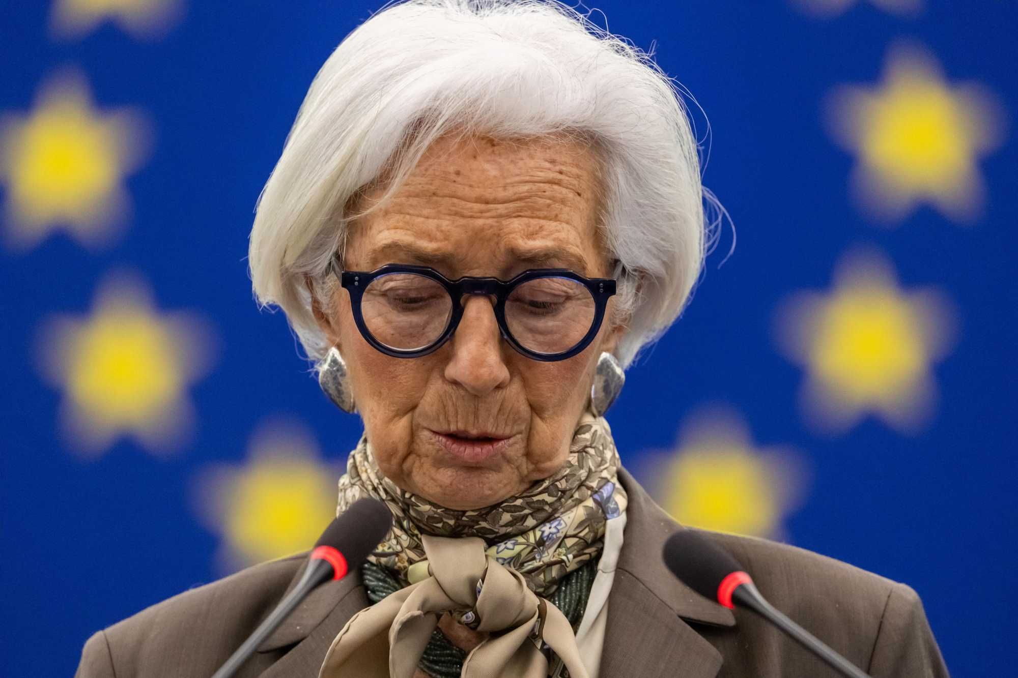 Lagarde molla la Bce per aiutare Macron