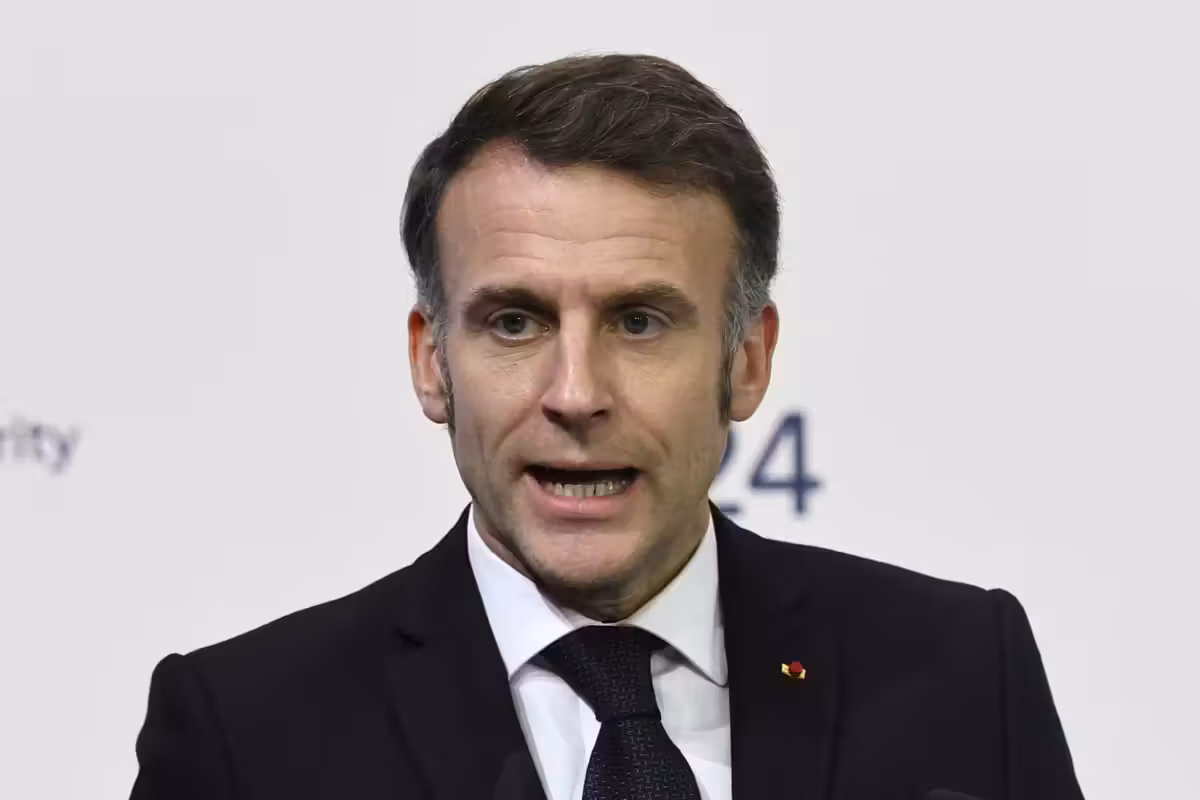 Macron la fa fuori dal bidet: «Meloni pensi a casa sua». Proprio lui...