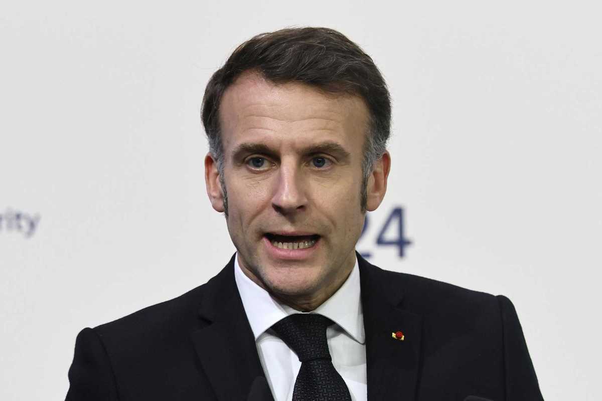 Macron la fa fuori dal bidet: «Meloni pensi a casa sua». Proprio lui...