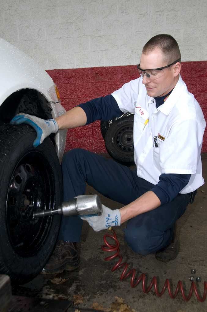 File:Mounting a traction tire (5123803225).jpg - Wikimedia Commons