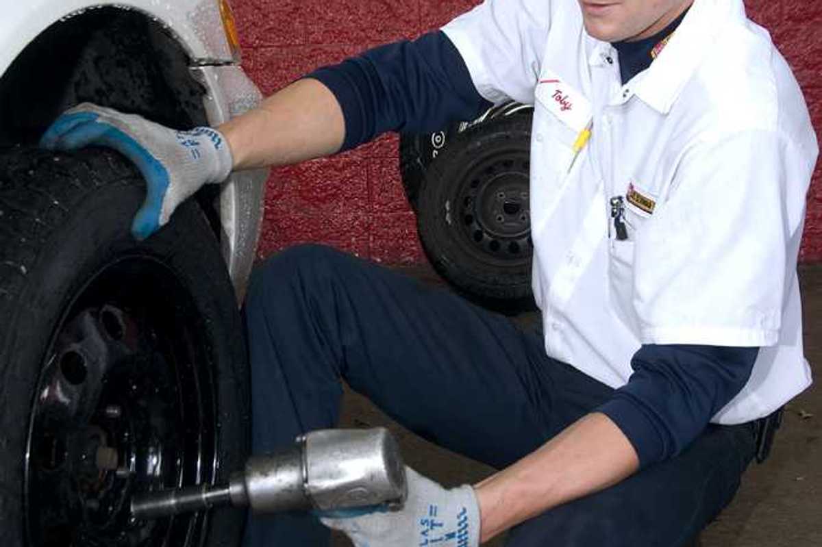 File:Mounting a traction tire (5123803225).jpg - Wikimedia Commons