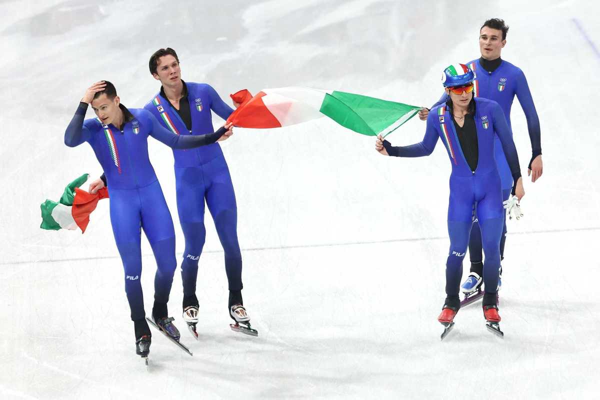 Short track: la staffetta è di bronzo. Giacomel illude, si ritira (da primo)