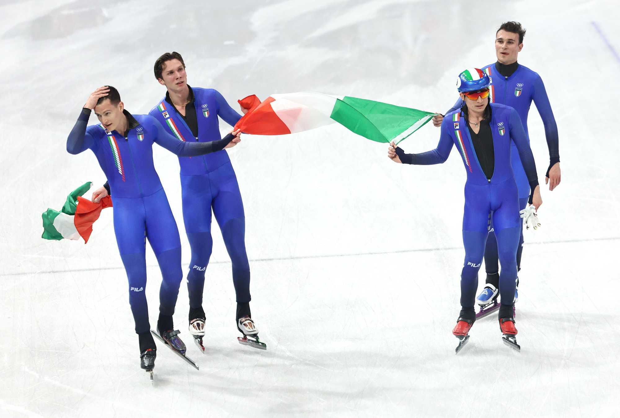Short track: la staffetta è di bronzo. Giacomel illude, si ritira (da primo)