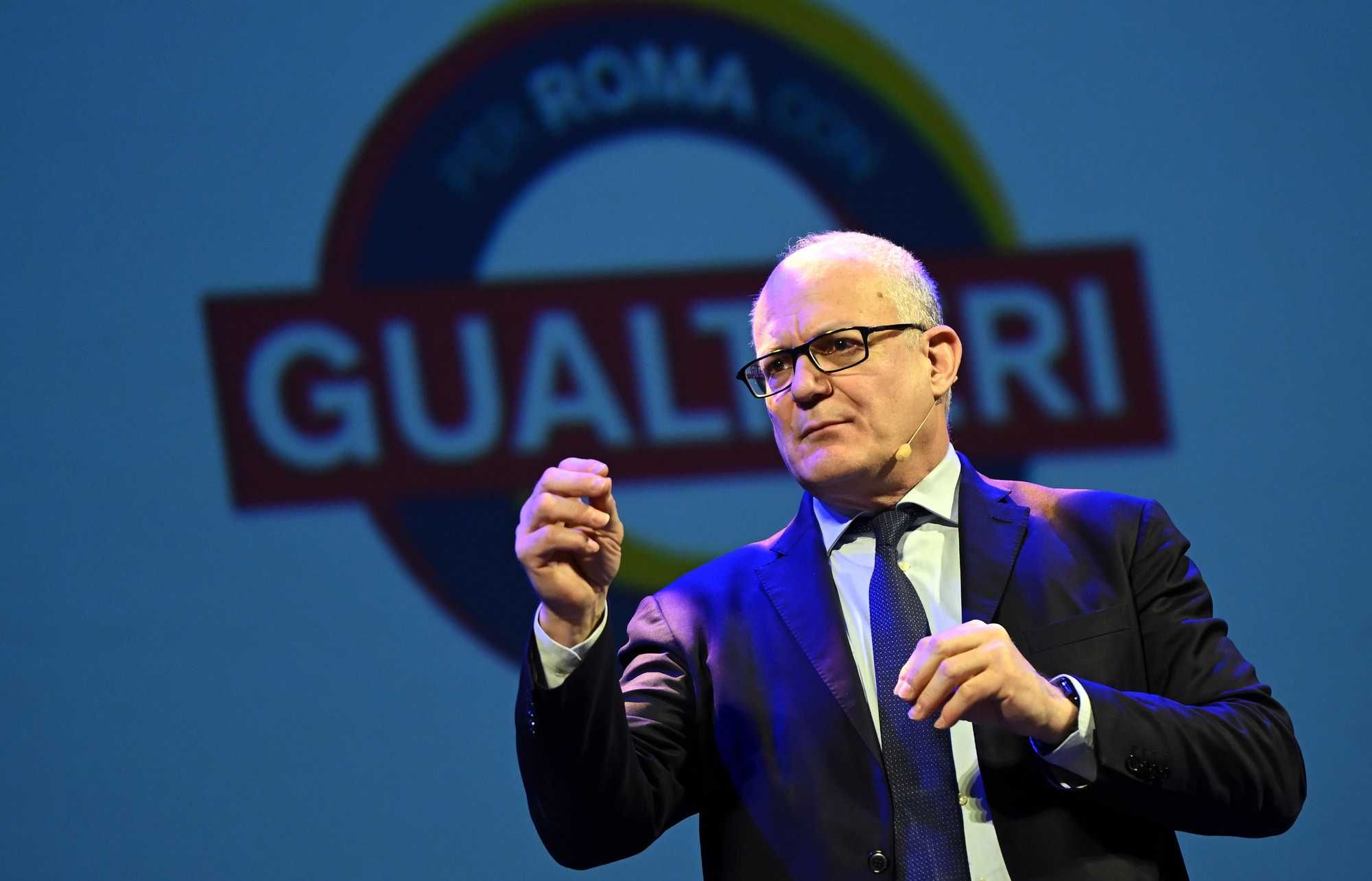 Gualtieri predica il salario minimo e poi paga i lavoratori 4,5 euro l’ora