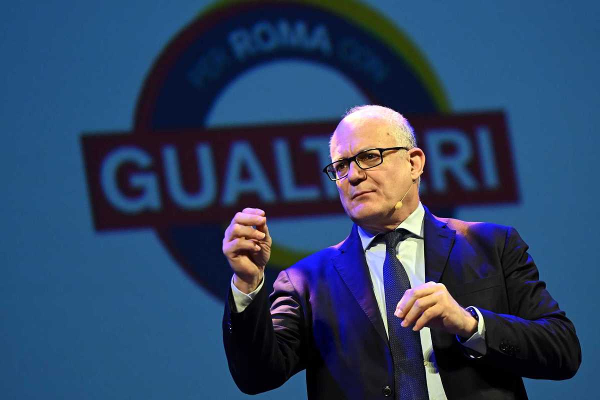 Gualtieri predica il salario minimo e poi paga i lavoratori 4,5 euro l’ora