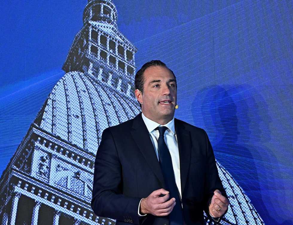 Per Stellantis rosso da 22,3 miliardi. E Filosa apre alla tecnologia cinese