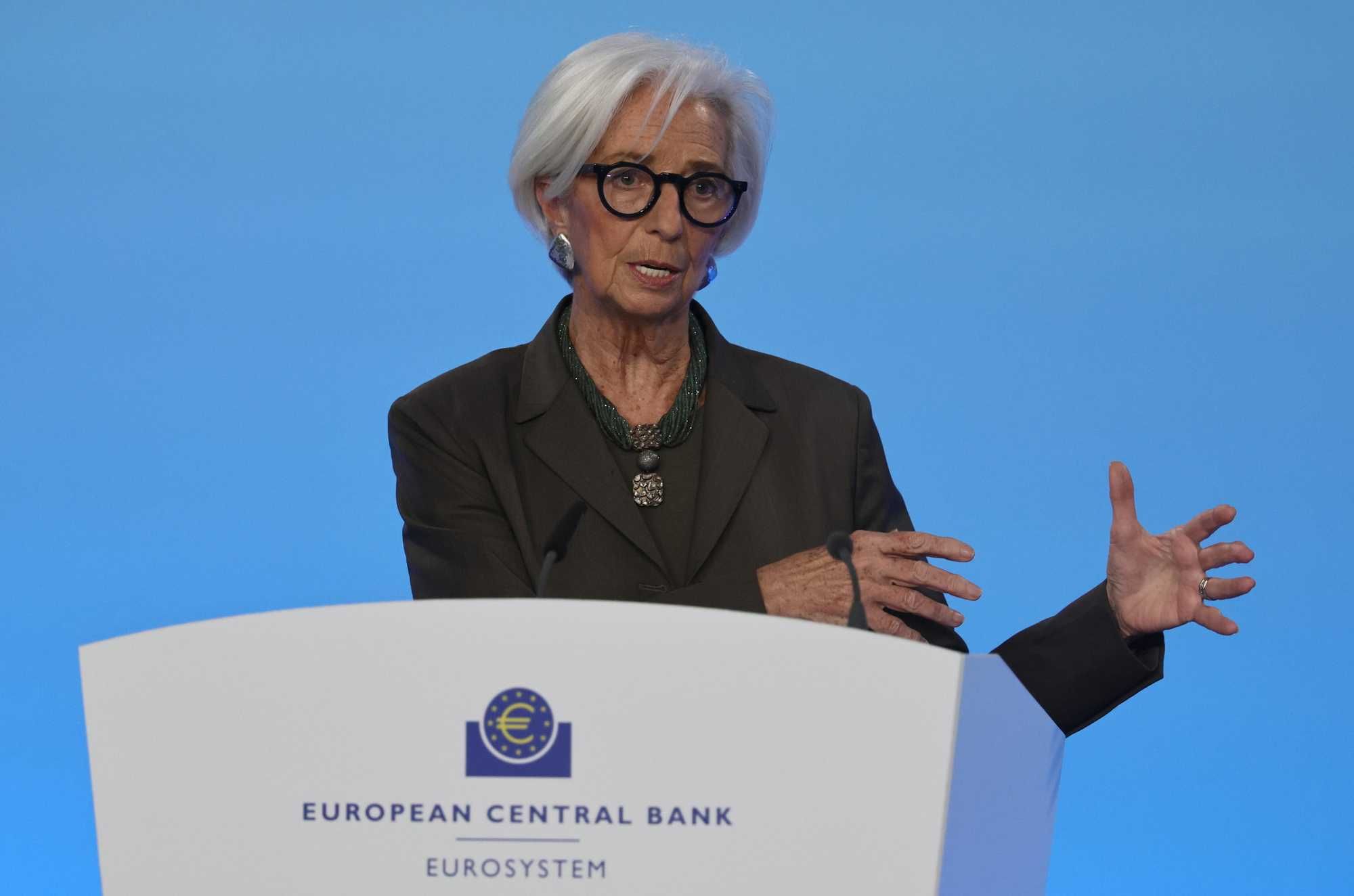 Lagarde si alza la paga di un altro 5,6%. E nelle mail a Epstein si legge: «È sveglia»