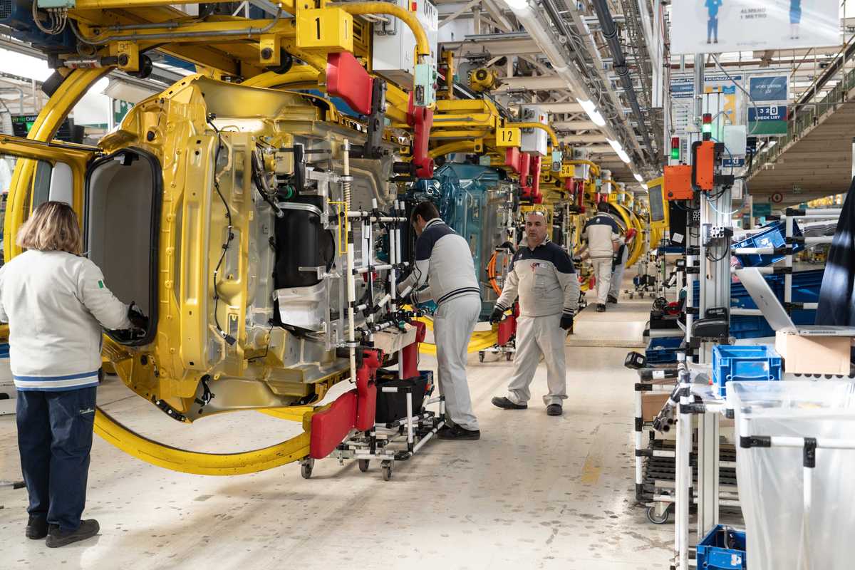 Cedole miliardarie e maxi bonus ai capi di Stellantis. Zero premi agli operai