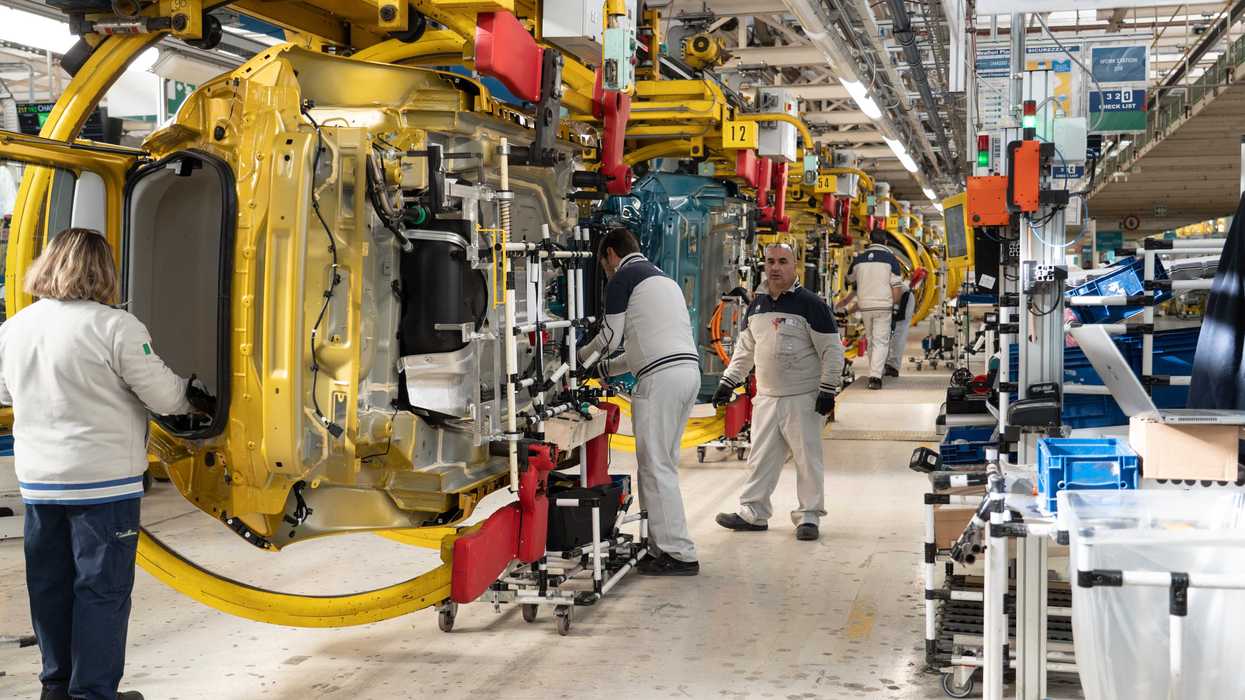 Cedole miliardarie e maxi bonus ai capi di Stellantis. Zero premi agli operai