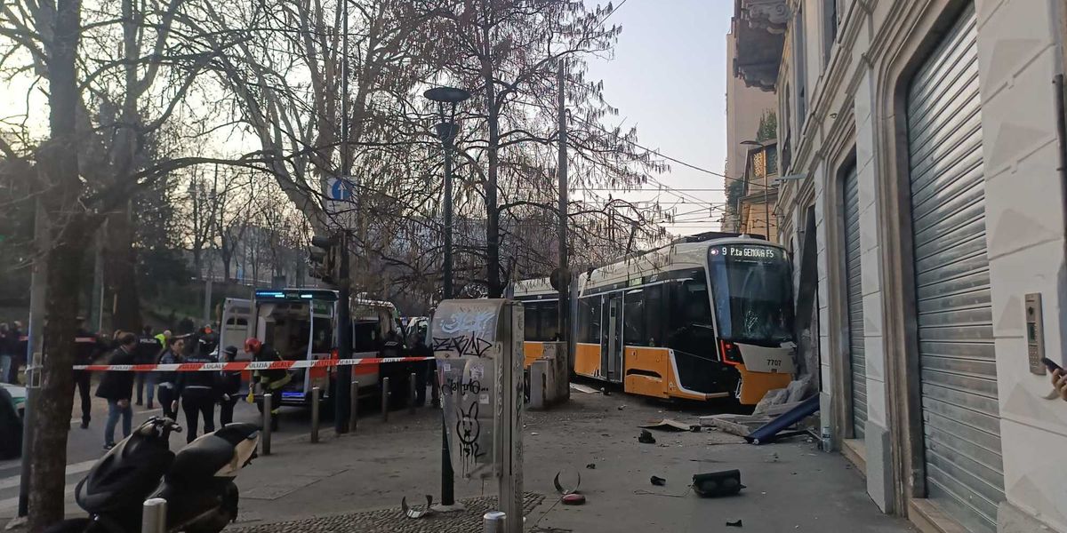 milano tram deraglia in viale vittorio veneto due morti e 38 feriti da Laverita.info milano tram deraglia in viale vittorio veneto due morti e 38 feriti