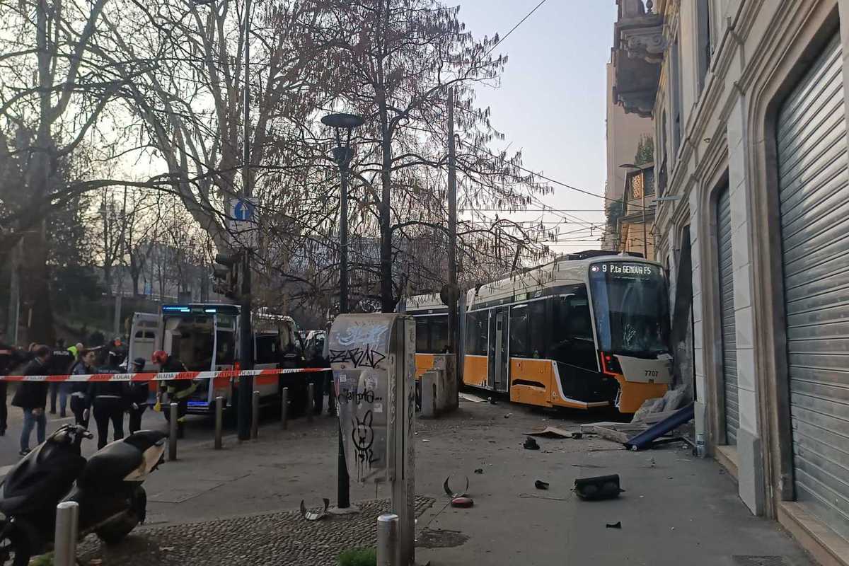 Milano, tram deraglia in viale Vittorio Veneto: un morto e oltre 20 feriti
