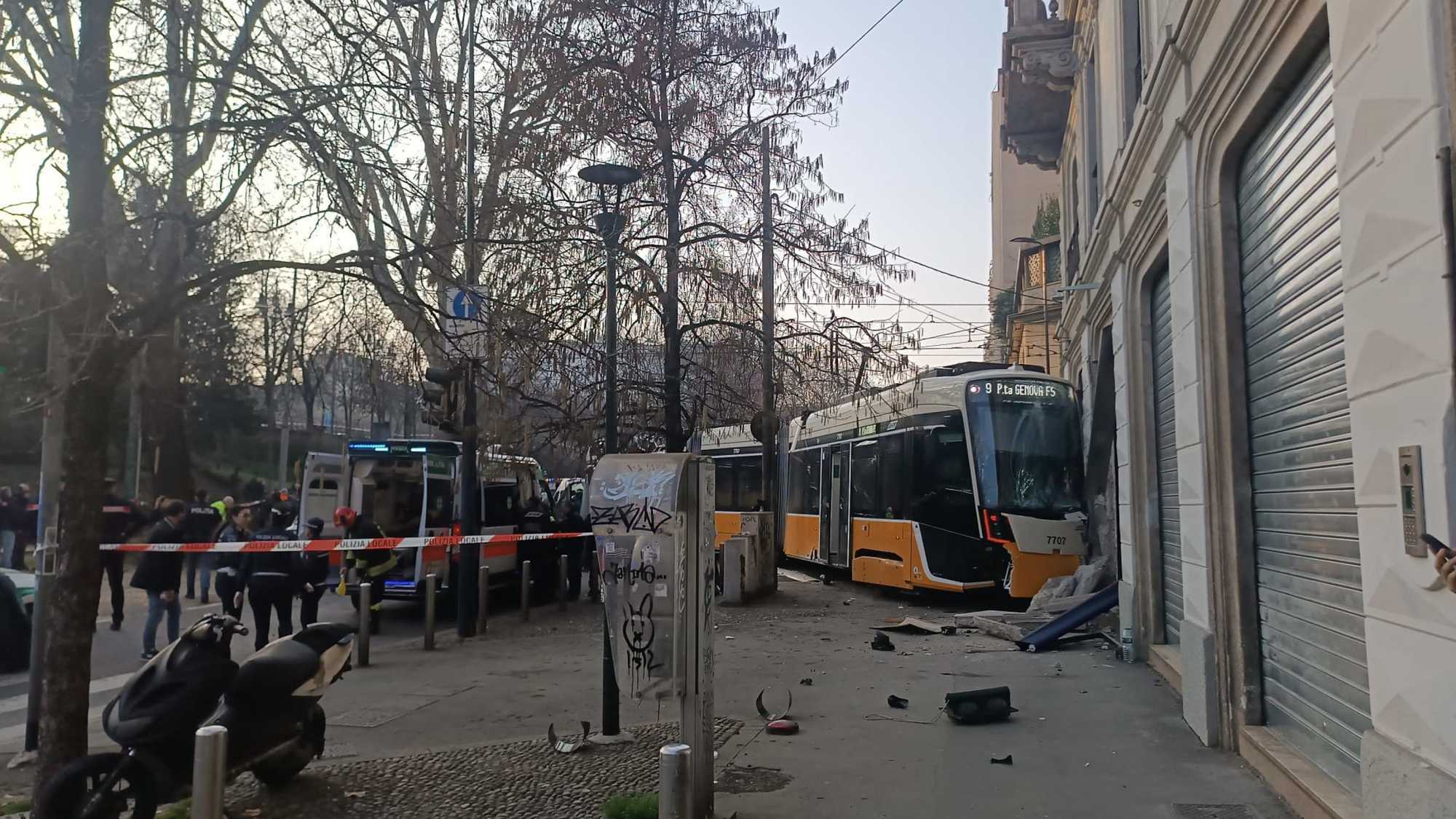 Milano, tram deraglia in viale Vittorio Veneto: un morto e oltre 20 feriti