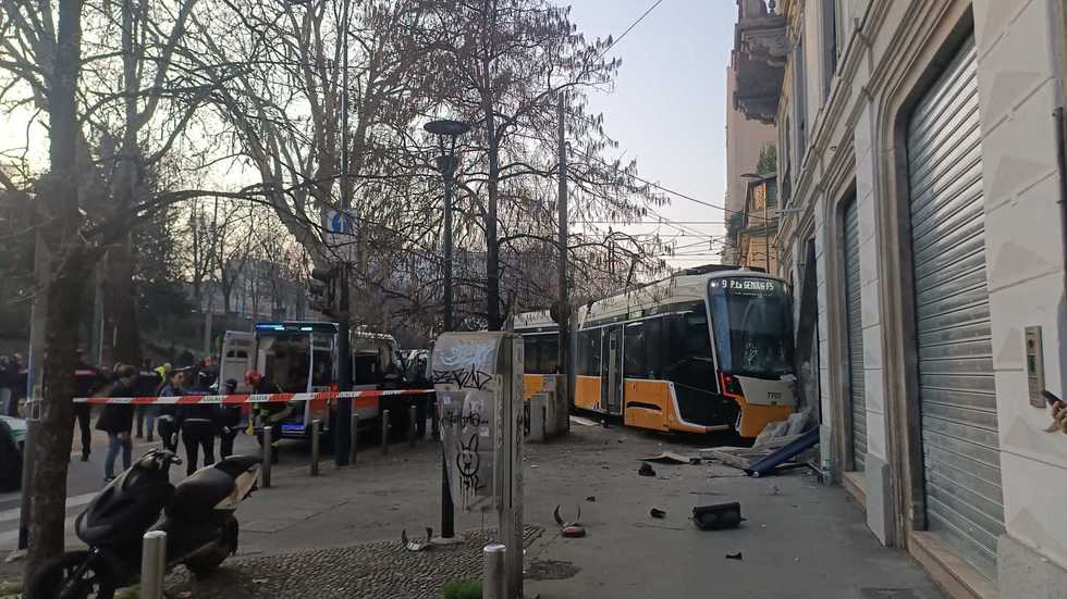 Milano, tram deraglia in viale Vittorio Veneto: un morto e oltre 20 feriti