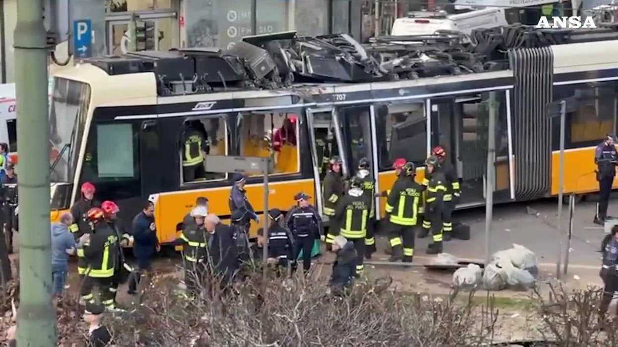 Tram deragliato a Milano, le immagini dell'intervento dei soccorritori