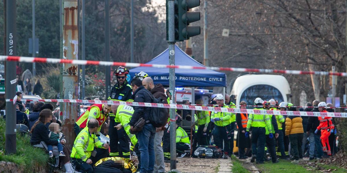 Tram deraglia, due morti a Milano. Il conducente: «Ho avuto un malore» Tram deraglia, due morti a Milano. Il conducente: «Ho avuto un malore»