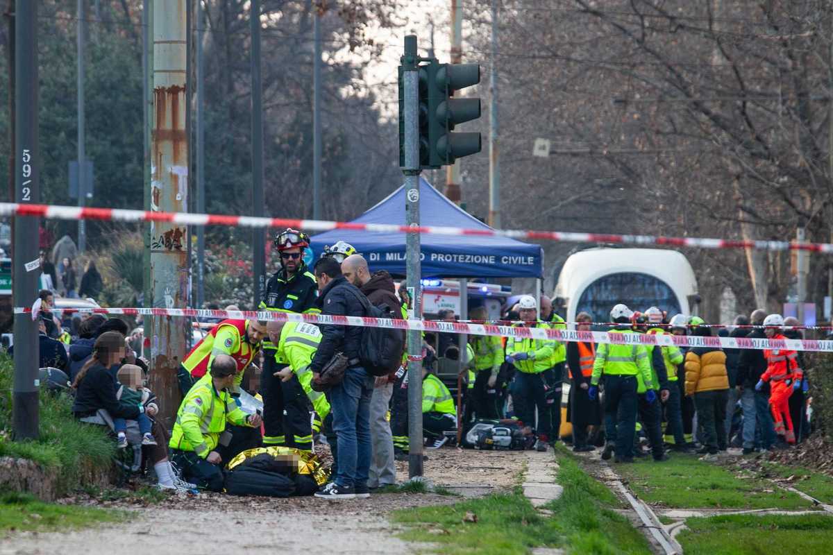 Tram deraglia, due morti a Milano. Il conducente: «Ho avuto un malore»