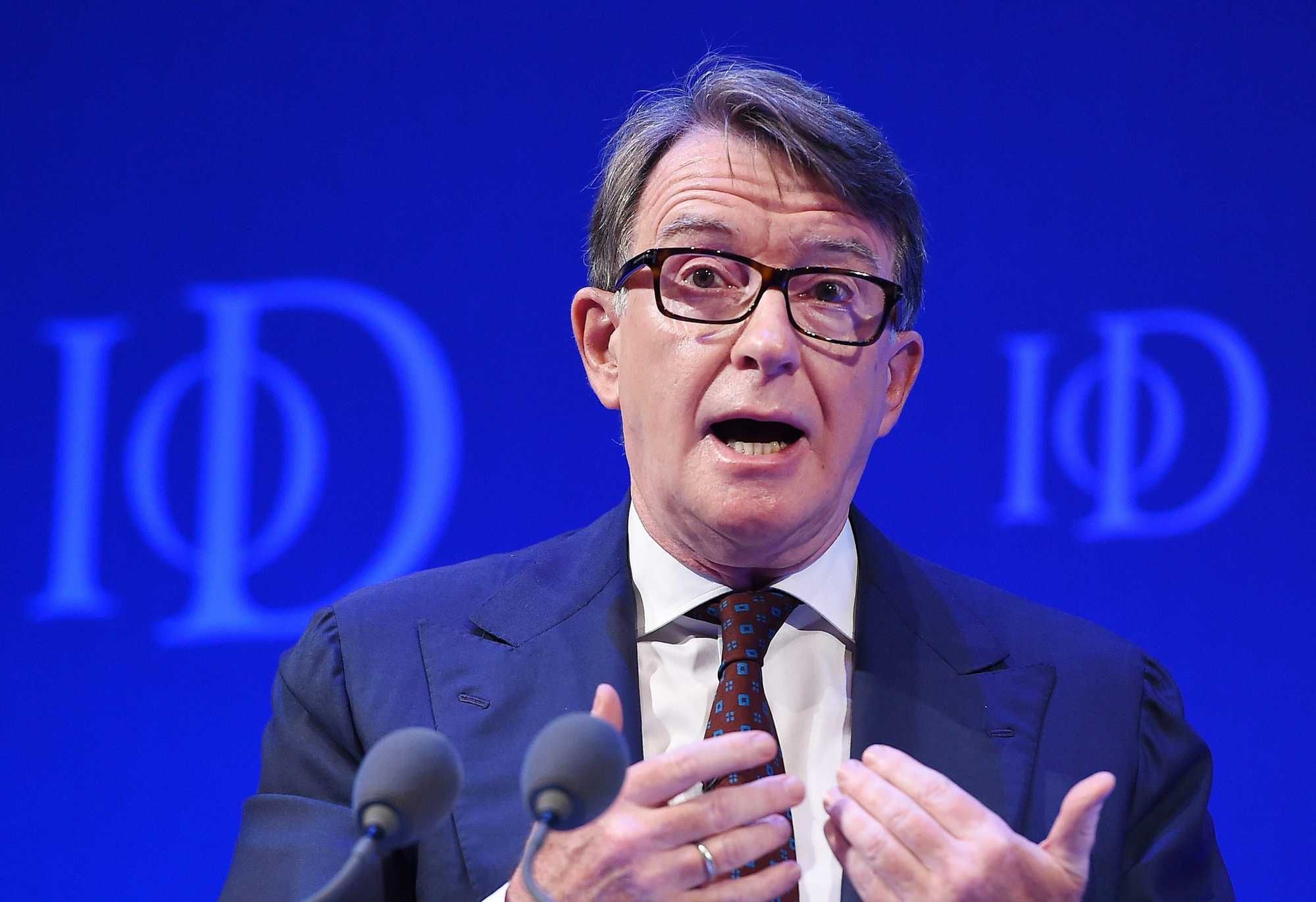 «Ha dato file riservati a Epstein». Ma Mandelson è libero su cauzione