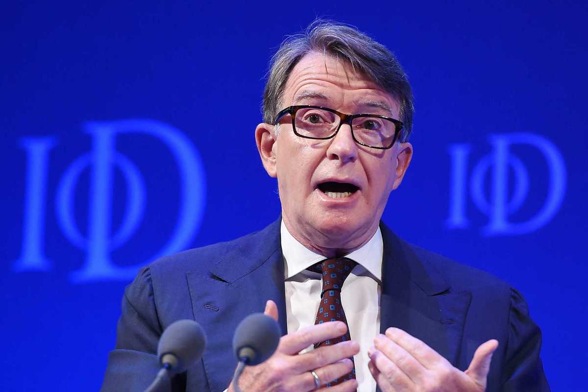 «Ha dato file riservati a Epstein». Ma Mandelson è libero su cauzione