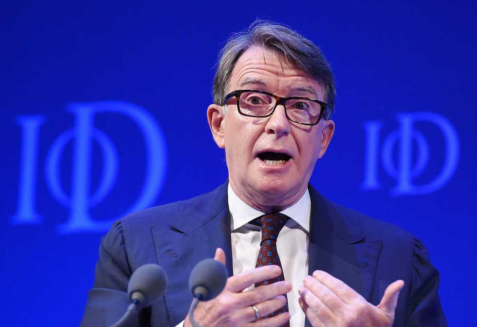 «Ha dato file riservati a Epstein». Ma Mandelson è libero su cauzione
