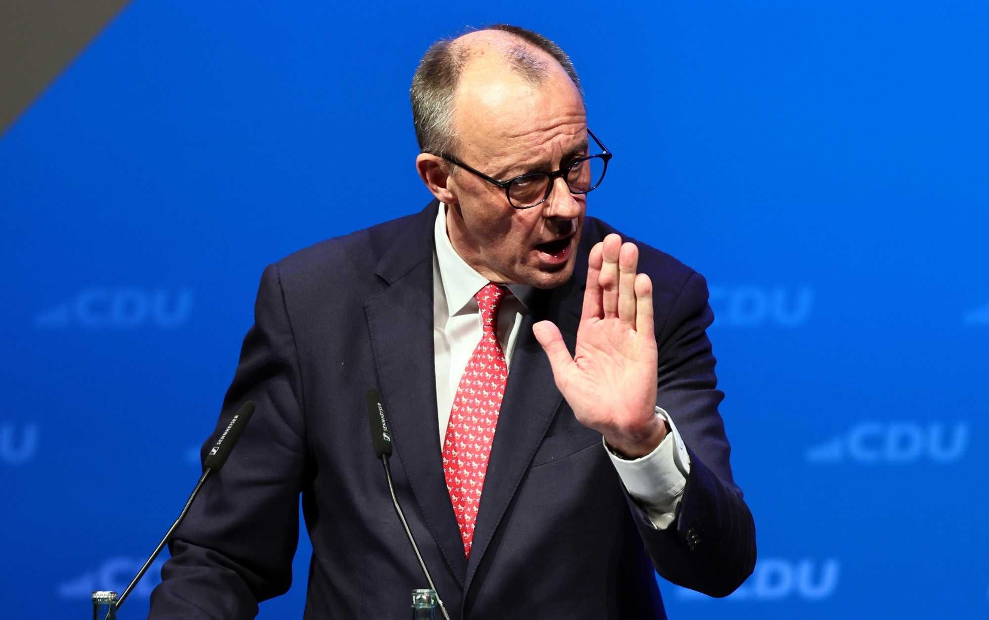 La libertà di parola secondo l’Europa: nonno indagato per un post su Merz