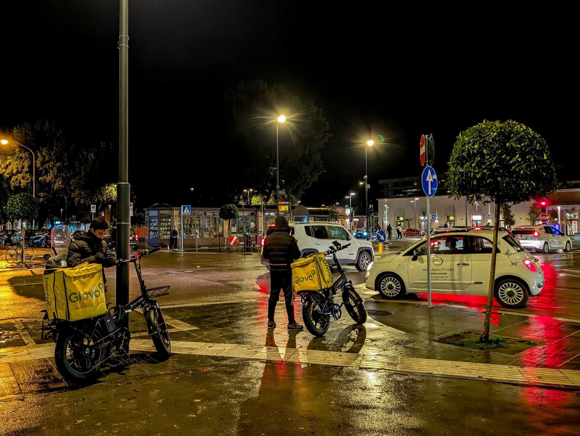 Danno da mangiare agli italiani e affamano migliaia di migranti