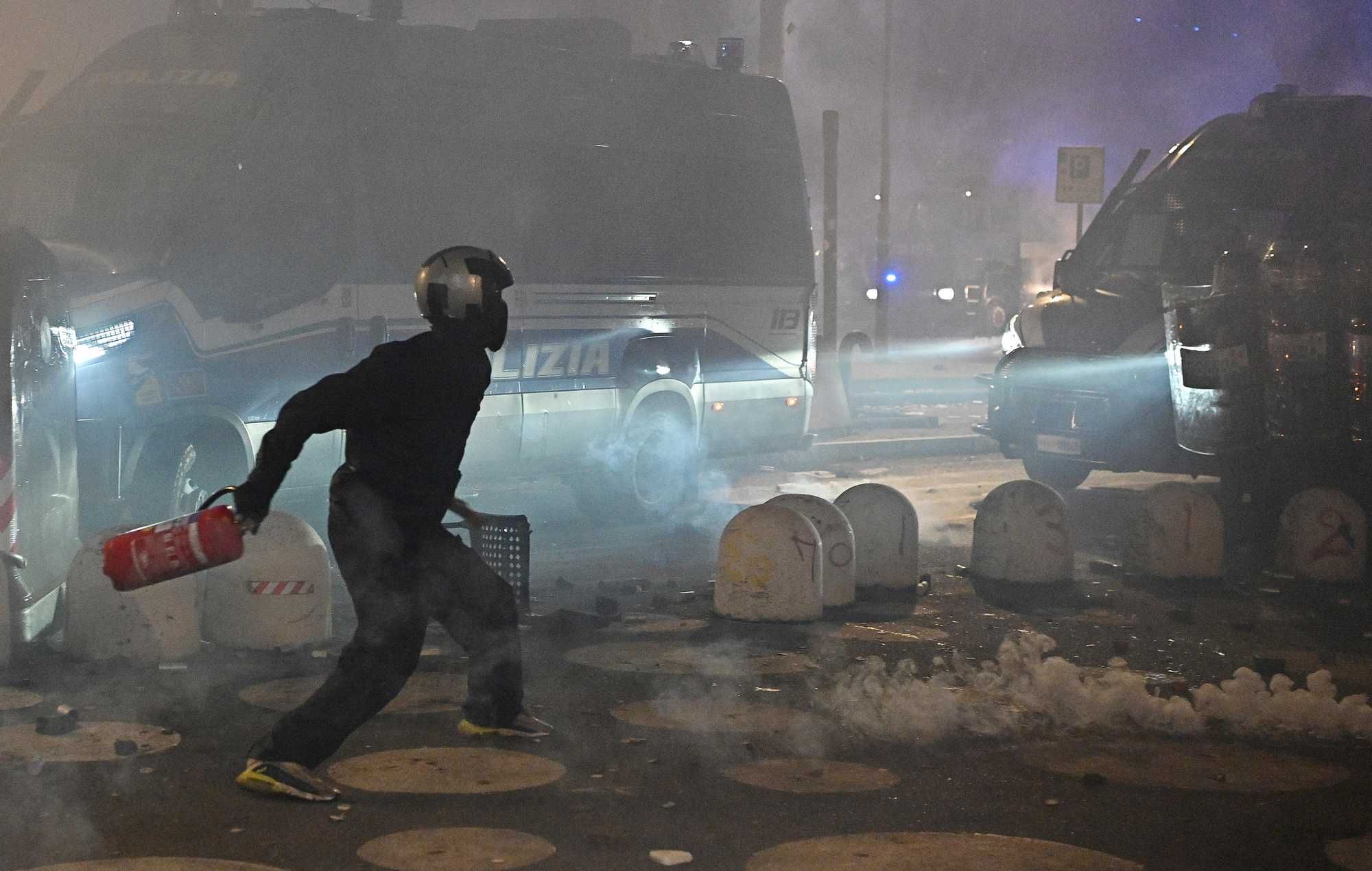 Il poliziotto killer merita la galera. Perché i martellatori di Torino no?