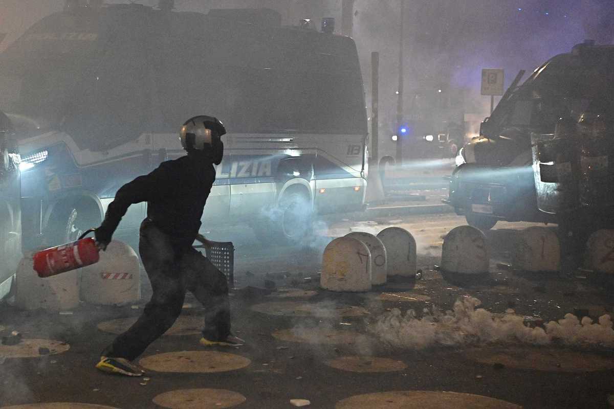 Il poliziotto killer merita la galera. Perché i martellatori di Torino no?