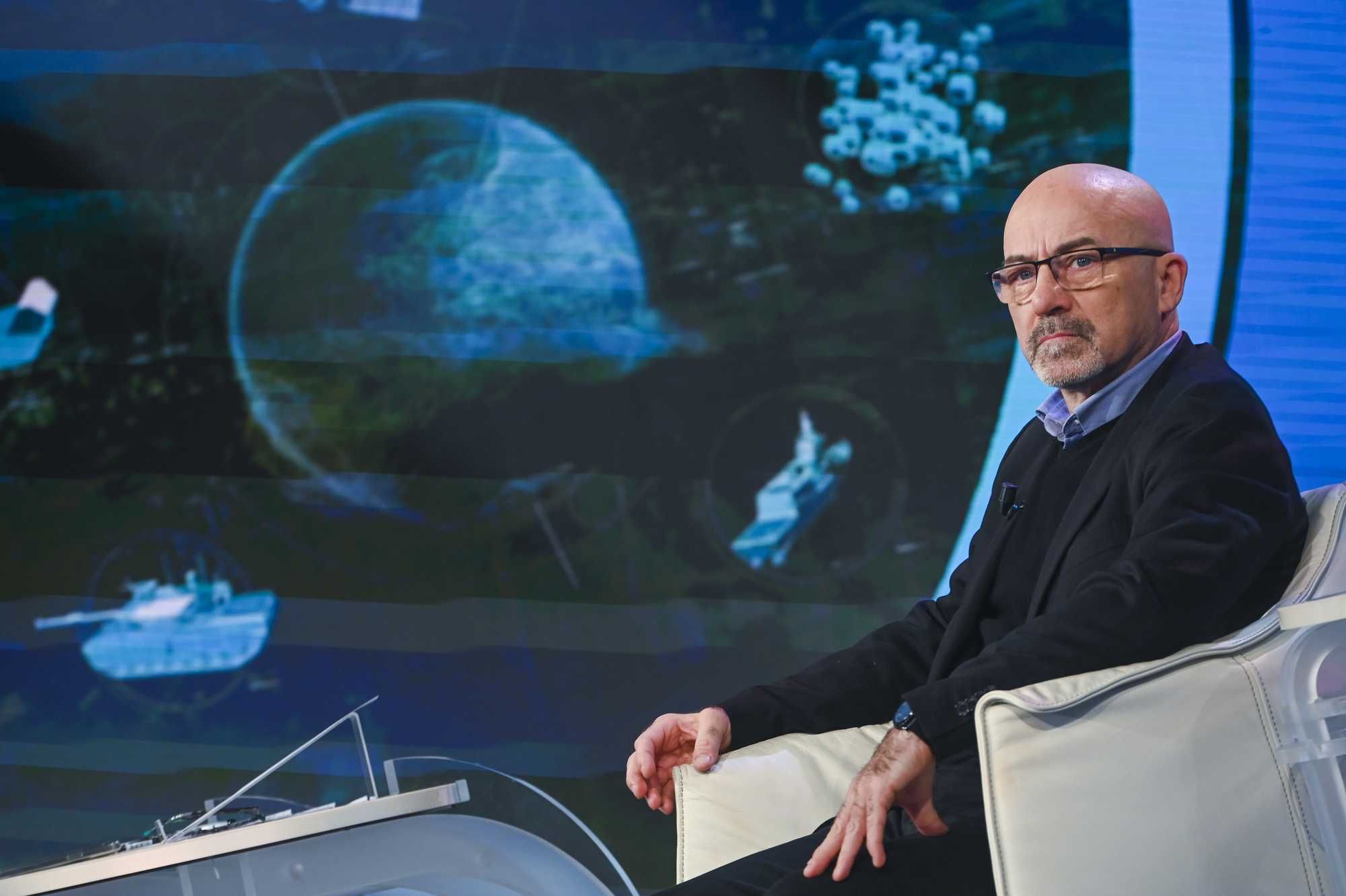 Leonardo, giù i debiti e su la cedola