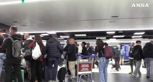 Atterrati a Roma gli italiani fuggiti da Abu Dhabi