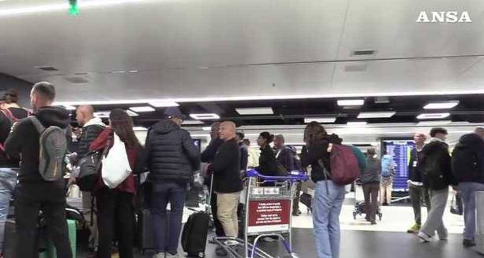 Atterrati a Roma gli italiani fuggiti da Abu Dhabi