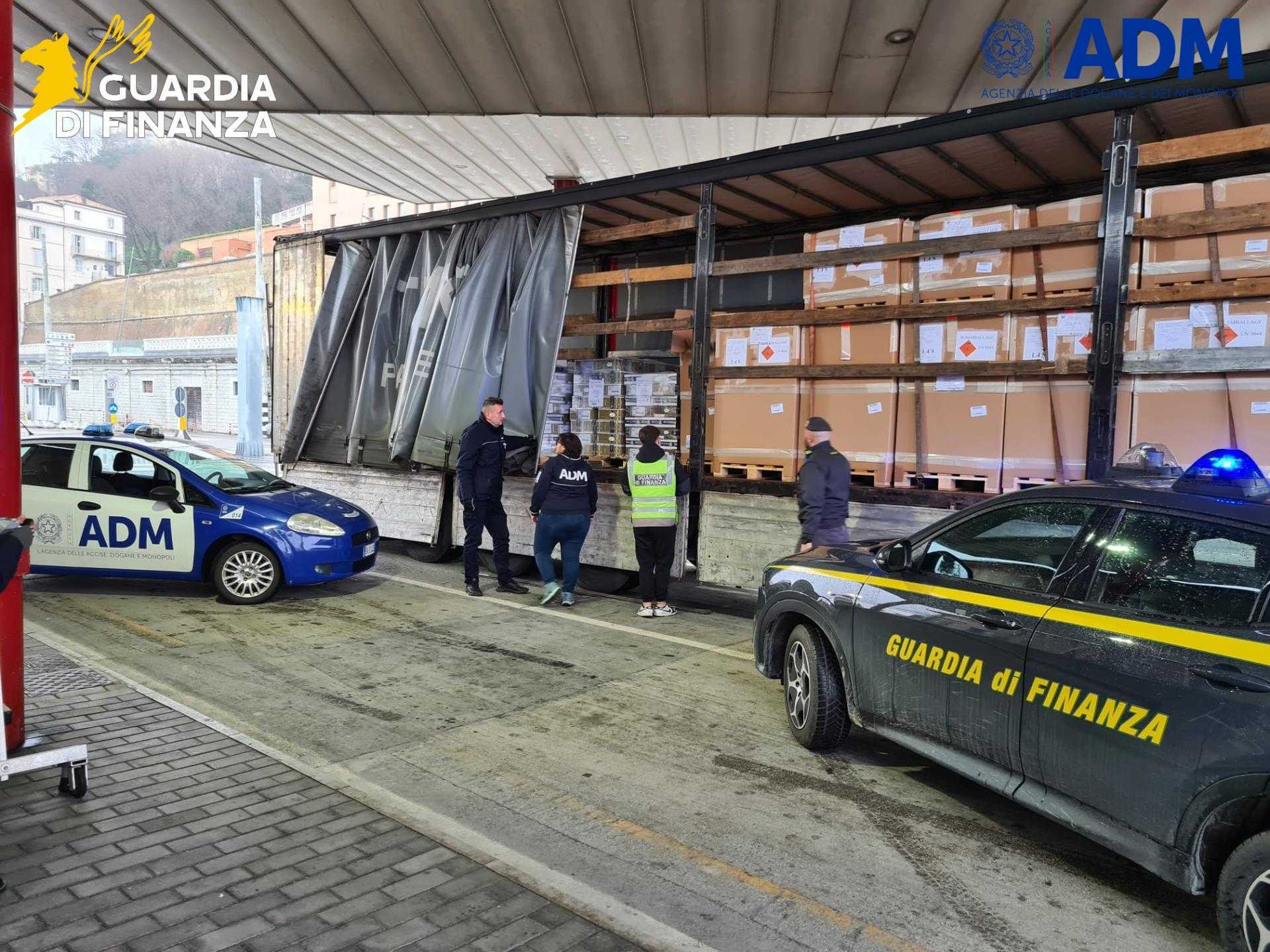 Porto di Ancona, detonatori e munizioni sequestrati dalla GdF