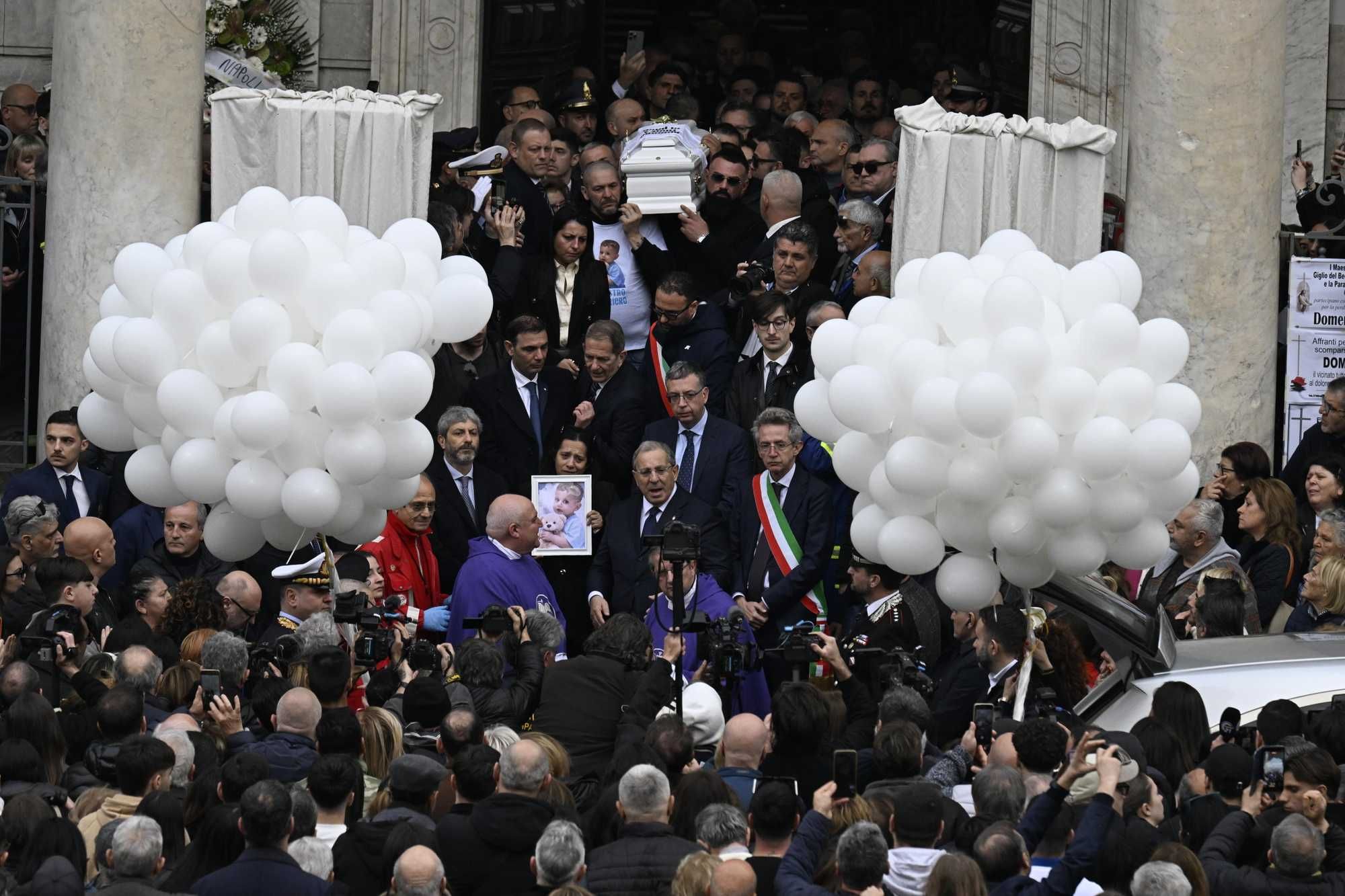 L’ultimo addio al piccolo «guerriero»: «Da lassù ci sta abbracciando tutti»