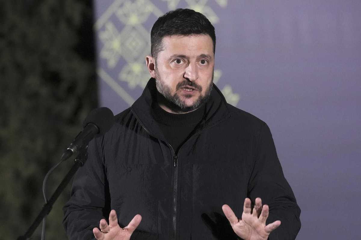 Zelensky delira e minaccia Orbán: «Do il suo indirizzo all’esercito»