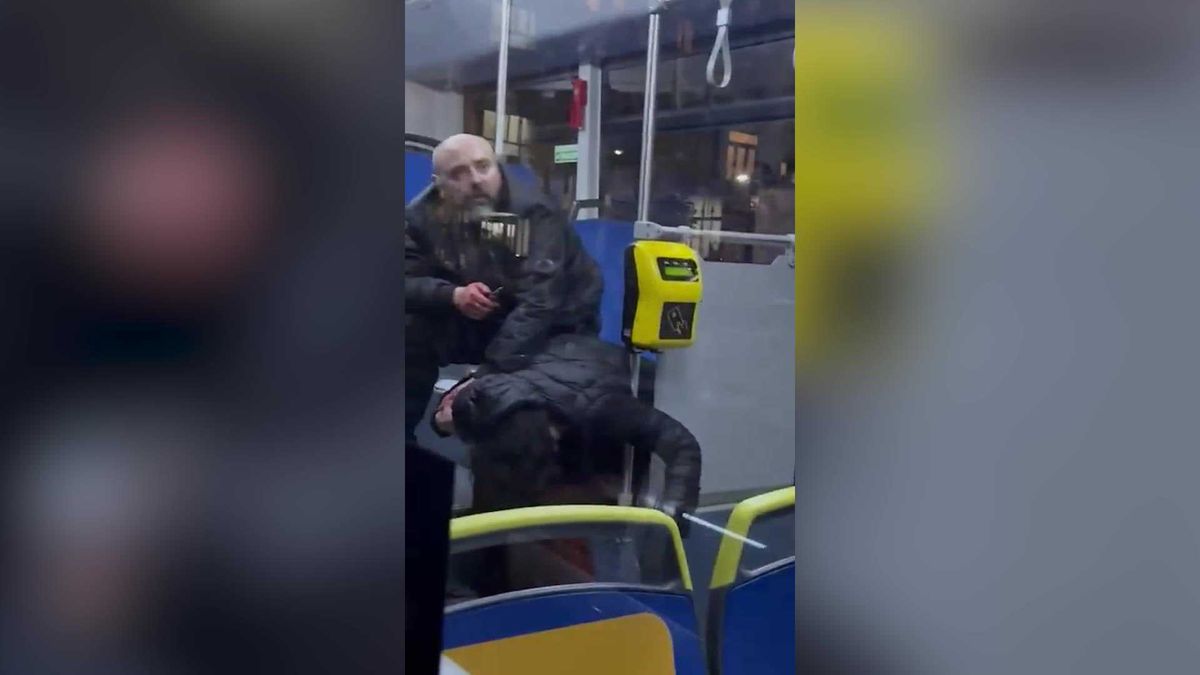 Napoli, accoltella una donna sul bus: «Volevo attirare l’attenzione di Gratteri»