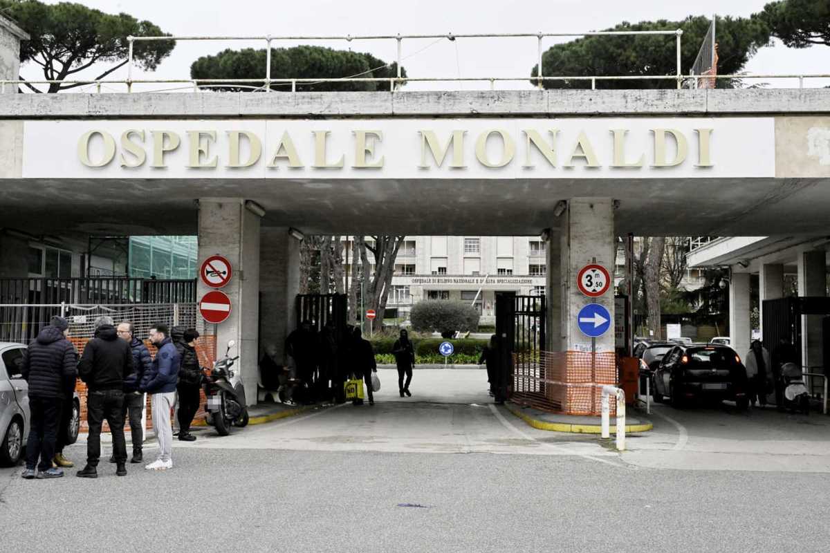 Fuga dal Monaldi: piovono disdette