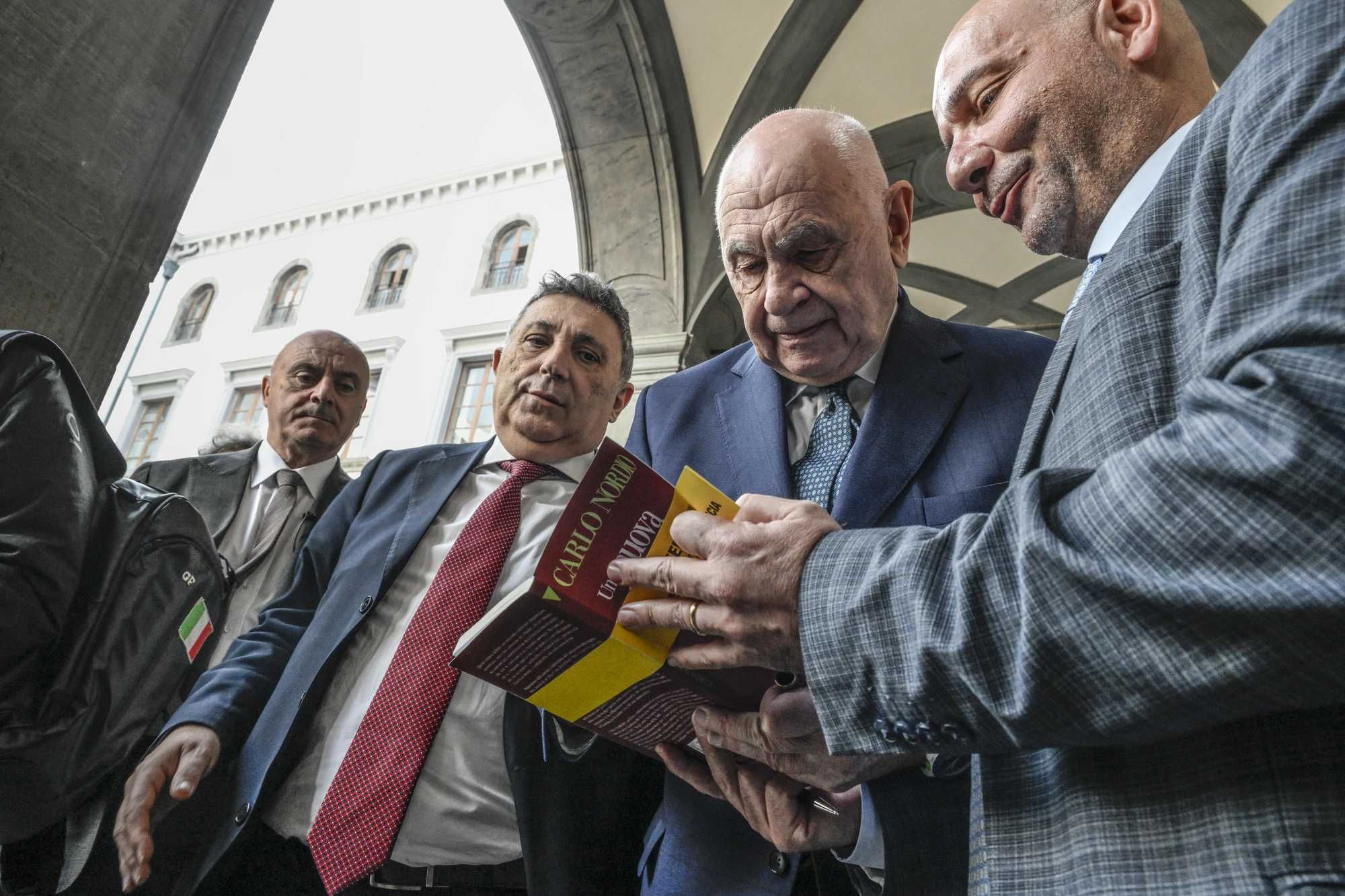 La sinistra sfrutta l’allontanamento per attaccare e insultare la Meloni