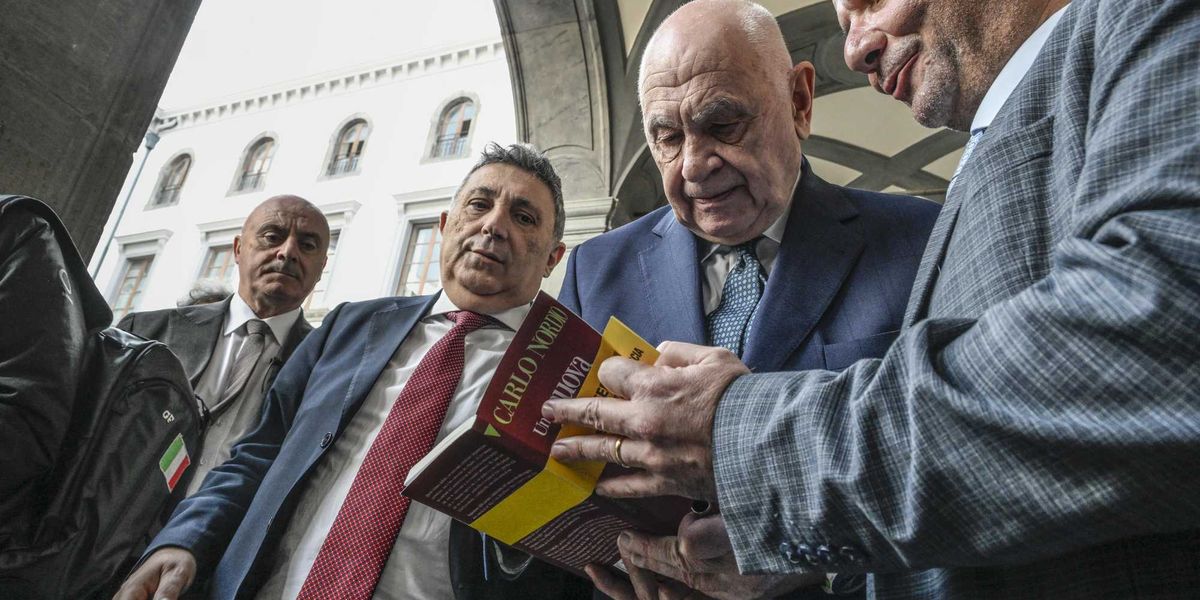 La sinistra sfrutta l’allontanamento per attaccare e insultare la Meloni