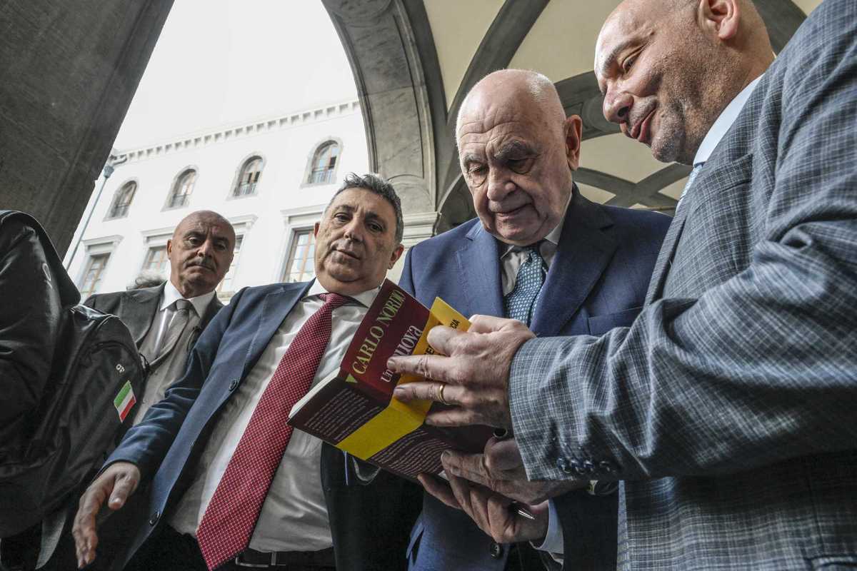 La sinistra sfrutta l’allontanamento per attaccare e insultare la Meloni